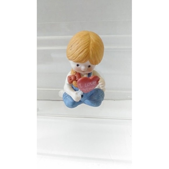 Vintage 1982 Enesco Country Cousins Girl Katie Kneeling Red Heart 3" Figure - Picture 2 of 5